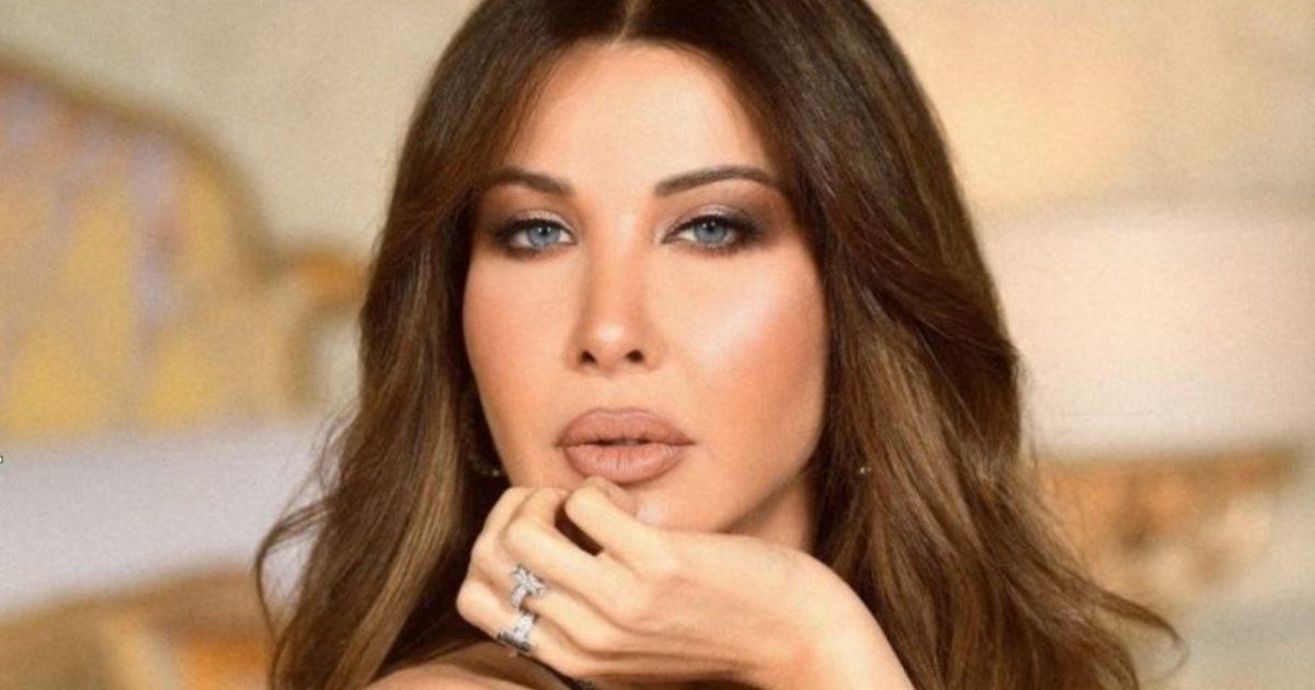 شاهد .. نانسي عجرم تتألق بفستان من تصميم إيلي صعب في حفل "ليلة وردة".. وهذا سعره