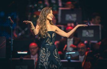 شاهد .. نانسي عجرم تتألق بفستان من تصميم إيلي صعب في حفل "ليلة وردة".. وهذا سعره