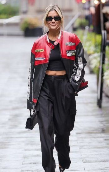 شاهد .. آشلي روبرتس بإطلالة عصرية في شوارع لندن .. وهذا سعر حقيبتها