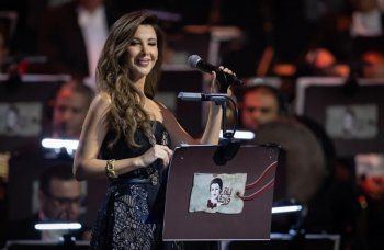 شاهد .. نانسي عجرم تتألق بفستان من تصميم إيلي صعب في حفل "ليلة وردة".. وهذا سعره