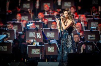 شاهد .. نانسي عجرم تتألق بفستان من تصميم إيلي صعب في حفل "ليلة وردة".. وهذا سعره