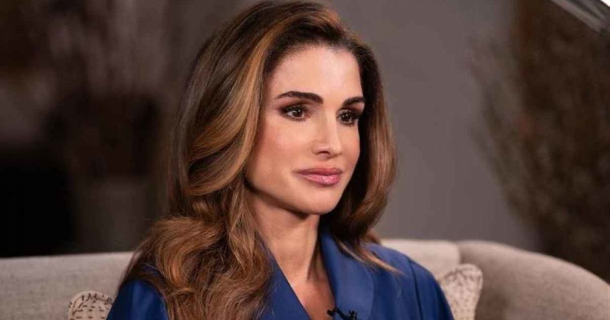 شاهد .. هذه القطعة من الملابس تفضل الملكة رانيا إضافتها بشكل دائم لإطلالاتها.. فما هي؟