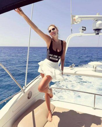 شاهد .. كارلا حداد تستمتع بإجازتها الصيفية بملابس بحر منعشة