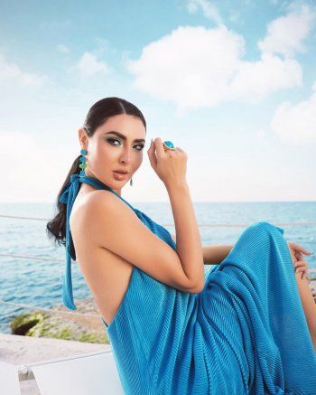 شاهد .. بالصور- مريم حسين تتألق بفستان أزرق صيفي