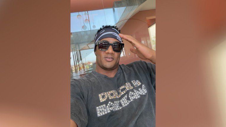 محمد رمضان يعتذر للشاب المصفوع.. «من شيم الكبار»