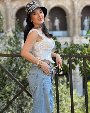 شاهد .. ماغي بو غصن تتجول في شوارع إيطاليا.. وهذه الإطلالة الكاجوال التي إختارتها