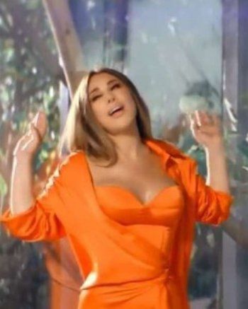 شاهد .. إطلالات نجوى كرم في كليب "يلعن البعد" تلفت الأنظار بأناقتها