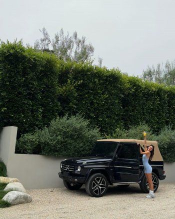 شاهد .. بالصور- كيندال جينر تستعرض رشاقتها وجمالها بلوك رياضي رائع