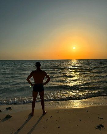 شاهد .. جورجينا رودريغيز تختار عقد بسعر خيالي لإطلالتها مع البكيني الأسود