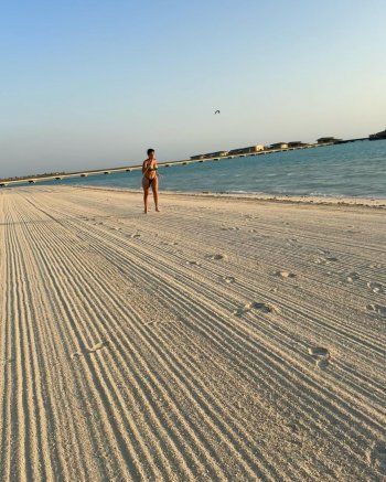 شاهد .. جورجينا رودريغيز تختار عقد بسعر خيالي لإطلالتها مع البكيني الأسود