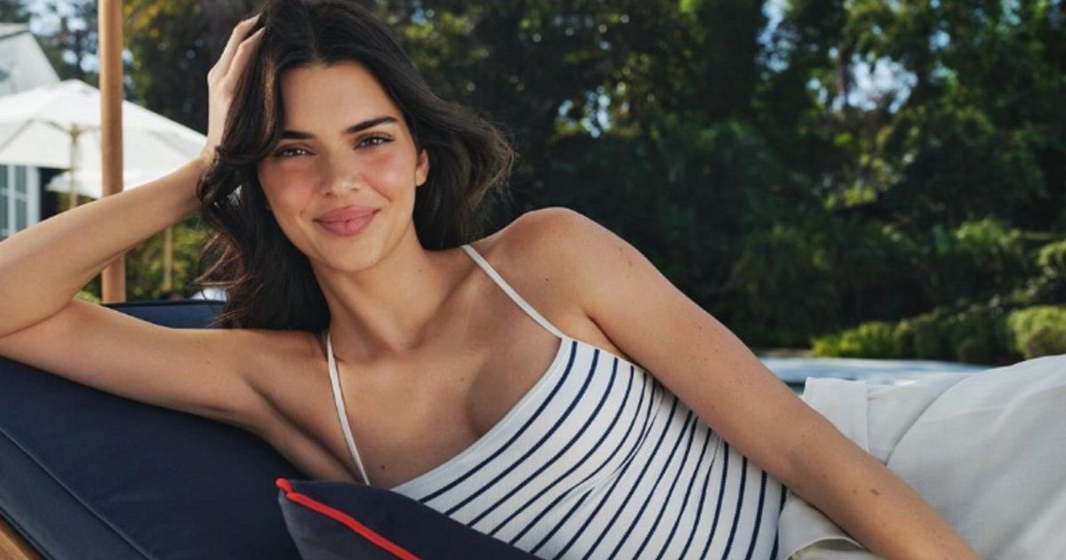 شاهد .. بالصور- كيندال جينر تستعرض رشاقتها وجمالها بلوك رياضي رائع