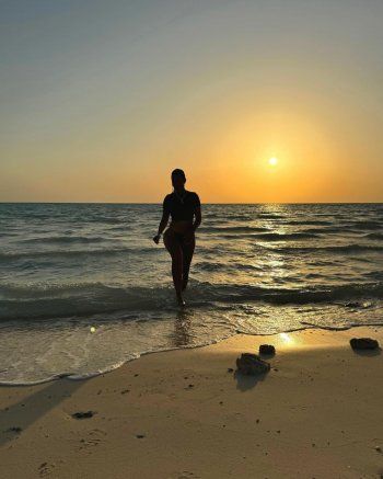 شاهد .. جورجينا رودريغيز تختار عقد بسعر خيالي لإطلالتها مع البكيني الأسود