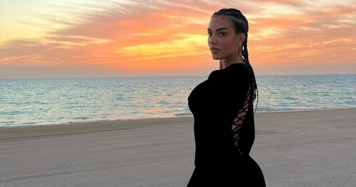 شاهد .. جورجينا رودريغيز تختار عقد بسعر خيالي لإطلالتها مع البكيني الأسود