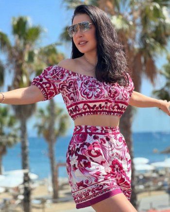 شاهد .. ماغي بو غصن تتألق بتصميم إيطالي بإجازتها في إسبانيا