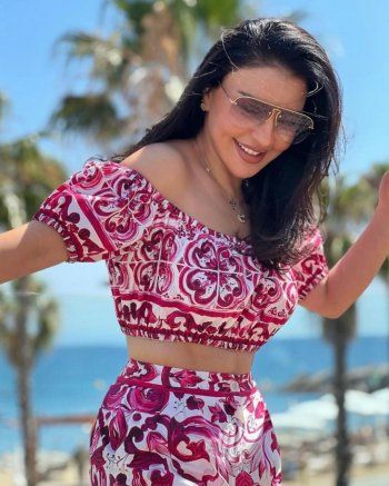 شاهد .. ماغي بو غصن تتألق بتصميم إيطالي بإجازتها في إسبانيا