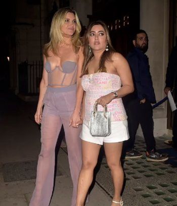 شاهد .. آشلي روبرتس بإطلالة جريئة برفقة أصدقائها