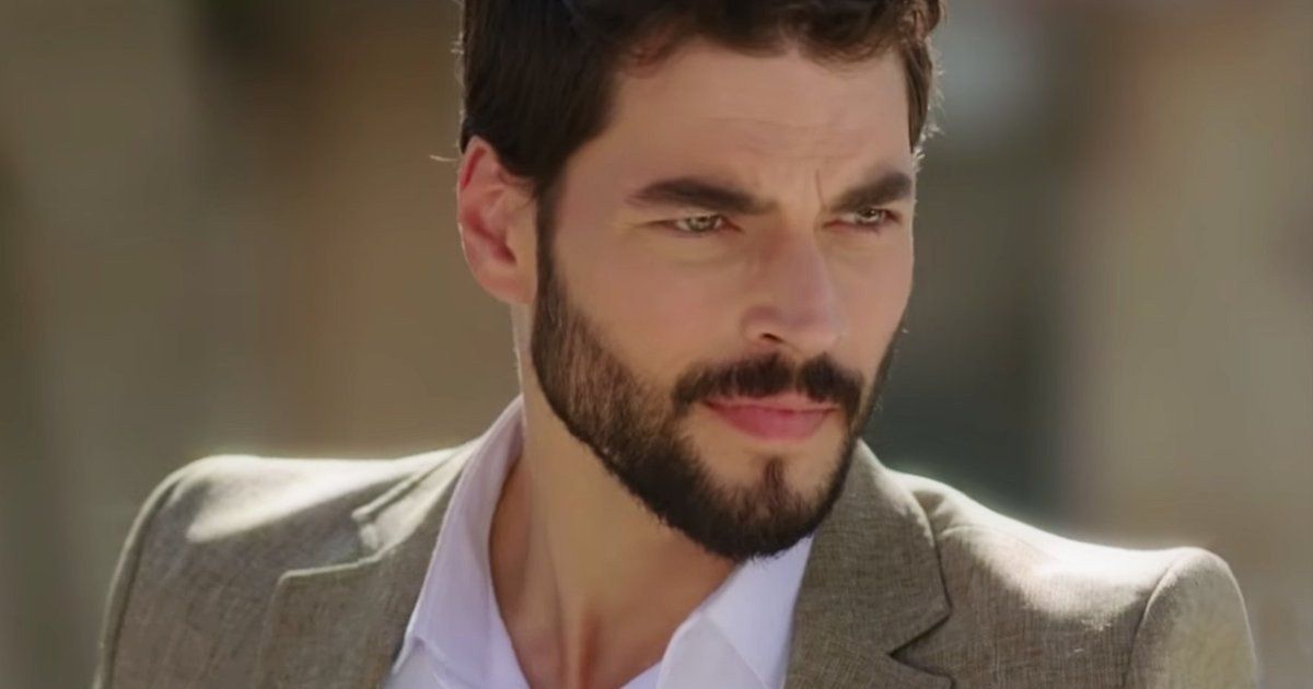 شاهد .. أكين أكينوزو ينعى والدته بكلمات مؤثرة .. وهذه رسالته الأخيرة لها