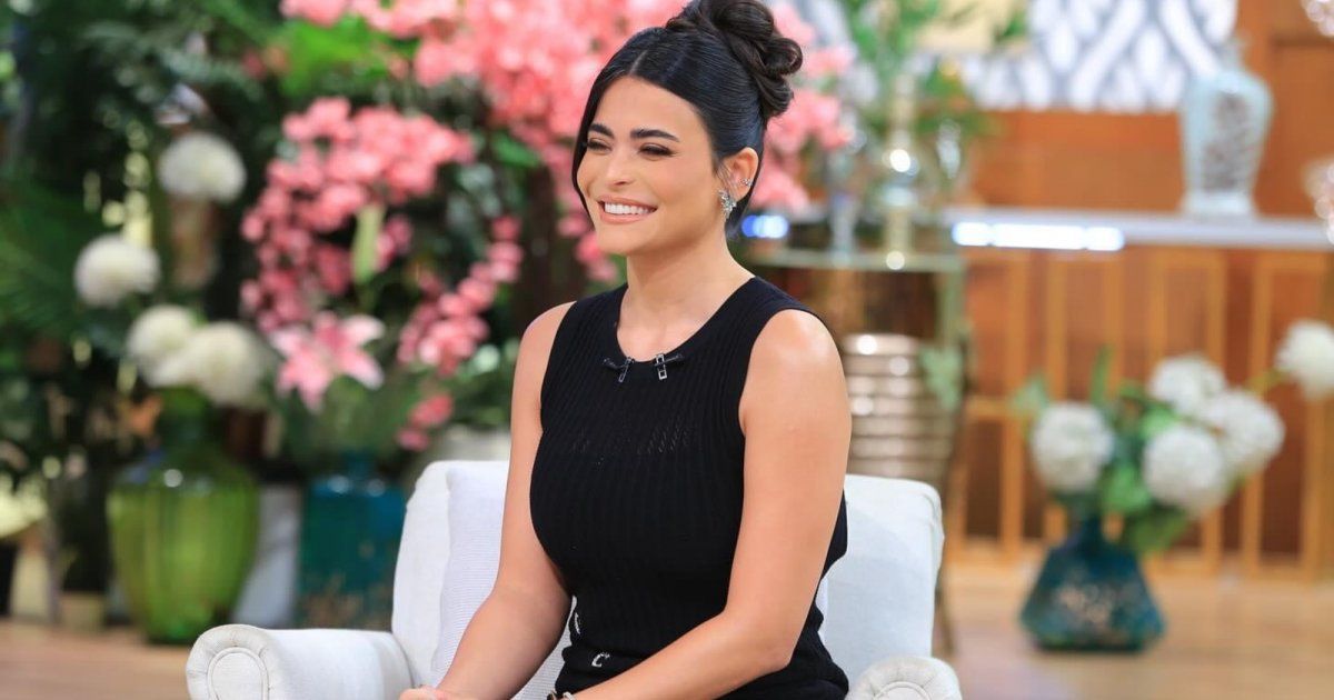 شاهد .. إليكم سعر فستان أسماء جلال الذي تألقت به في لقائها مع منى الشاذلي