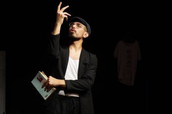 شاهد .. خاص - جو الخوري: " مسرحية Testosterone شجعت الأهالي على إستيعاب مشاعر أولادهم ولهذا السبب إستبعدت وجود مخرج للعمل "