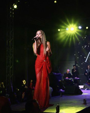 شاهد .. بالصور- مايا دياب بإطلالة براقة بالأحمر