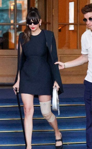 شاهد .. رغم إصابتها .. نينا دوبريف تتألق بإطلالتها في باريس