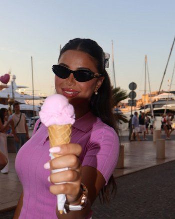 شاهد .. يارا السكري تتألق بأنوثتها و جمالها بلوك رائع..إليكم سعر حقيبة يدها من Chanel