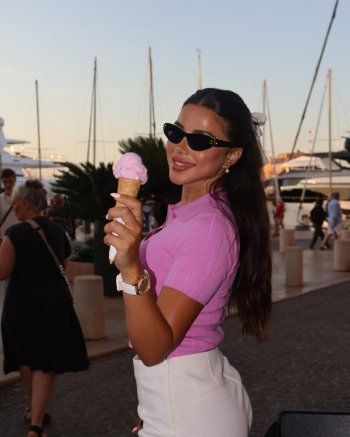 شاهد .. يارا السكري تتألق بأنوثتها و جمالها بلوك رائع..إليكم سعر حقيبة يدها من Chanel