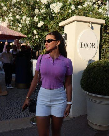 شاهد .. يارا السكري تتألق بأنوثتها و جمالها بلوك رائع..إليكم سعر حقيبة يدها من Chanel