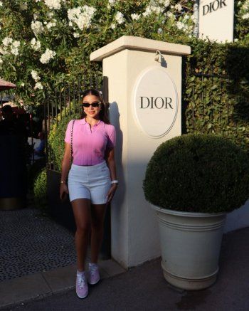 شاهد .. يارا السكري تتألق بأنوثتها و جمالها بلوك رائع..إليكم سعر حقيبة يدها من Chanel