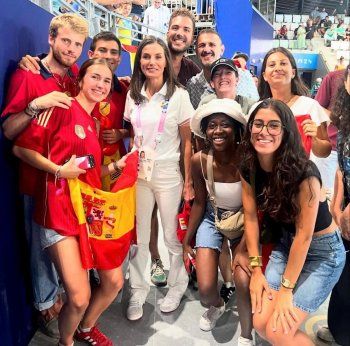 شاهد .. الملكة ليتيزيا تتألق بملابس رياضية خلال تشجيعها المنتخب الإسباني