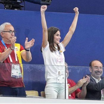 شاهد .. الملكة ليتيزيا تتألق بملابس رياضية خلال تشجيعها المنتخب الإسباني