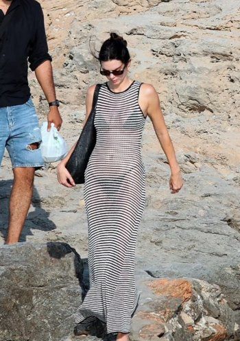 شاهد .. كيندال جينر بإطلالة كاجوال أثناء تواجدها في إسبانيا