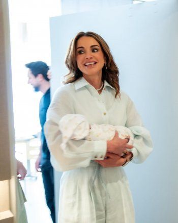 شاهد .. إطلالة الملكة رانيا في استقبال حفيدتها تلفت الأنظار