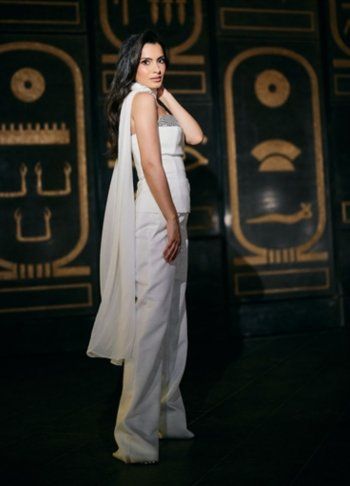 شاهد .. كارمن سليمان تتألق بإطلالة كاجوال بيضاء.. إليكم سعرها