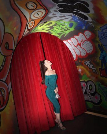 شاهد .. بالصور- روان بن حسين بفستان ضيق أظهر رشاقتها.. وسعر حقيبة يدها من Dolce & Gabbana سيفاجئكم