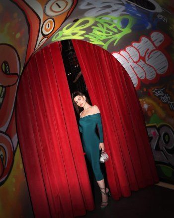 شاهد .. بالصور- روان بن حسين بفستان ضيق أظهر رشاقتها.. وسعر حقيبة يدها من Dolce & Gabbana سيفاجئكم