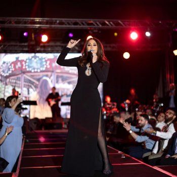 شاهد .. عادة ما تلجأ إليسا لاعتماد هذا اللون بحفلاتها.. شـ ـاهدوا بالصور