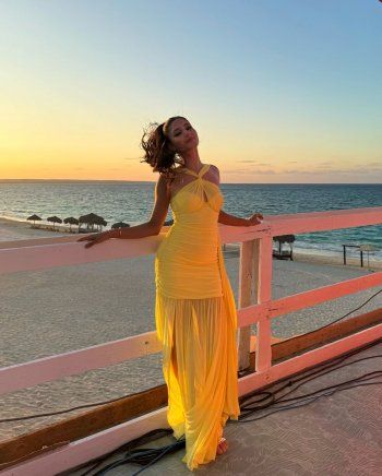 شاهد .. مايان السيد تسحر متابعيها بفستان اصفر بغاية الأناقة..و سعر خيالي لحقيبة يدها من Dior