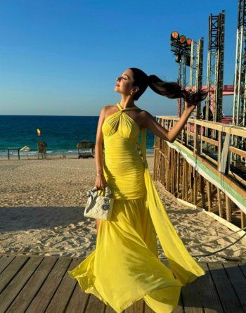 شاهد .. مايان السيد تسحر متابعيها بفستان اصفر بغاية الأناقة..و سعر خيالي لحقيبة يدها من Dior