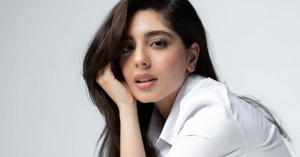 شاهد .. مايان السيد تسحر متابعيها بفستان اصفر بغاية الأناقة..و سعر خيالي لحقيبة يدها من Dior