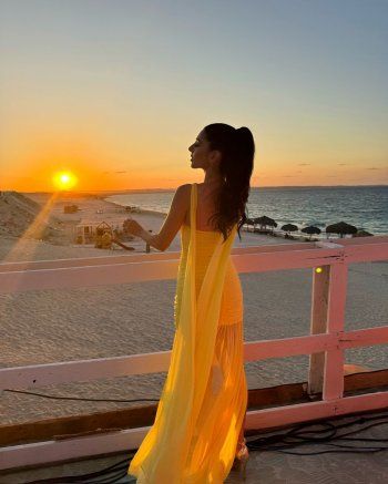 شاهد .. مايان السيد تسحر متابعيها بفستان اصفر بغاية الأناقة..و سعر خيالي لحقيبة يدها من Dior