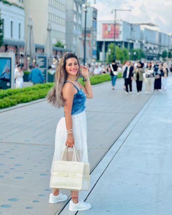 شاهد .. منة فضالي تتألق بلوك كاجوال مميز..لن تصدقوا سعر حقيبة يدها الخيالي