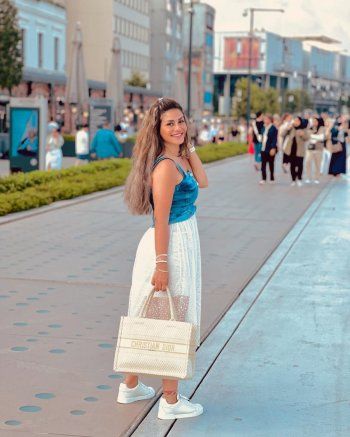 شاهد .. منة فضالي تتألق بلوك كاجوال مميز..لن تصدقوا سعر حقيبة يدها الخيالي