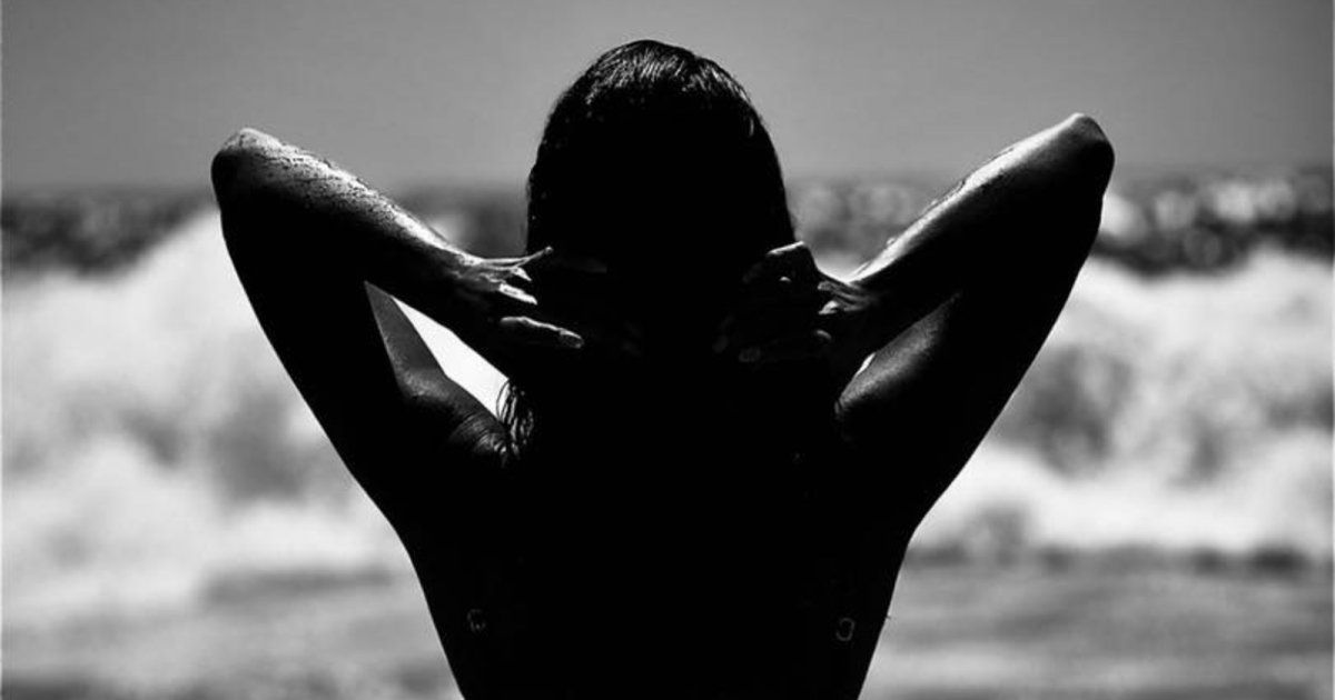 شاهد .. عارضة أزياء إيرانية تطل بالمايوه وتخطف الأنظار برشاقتها