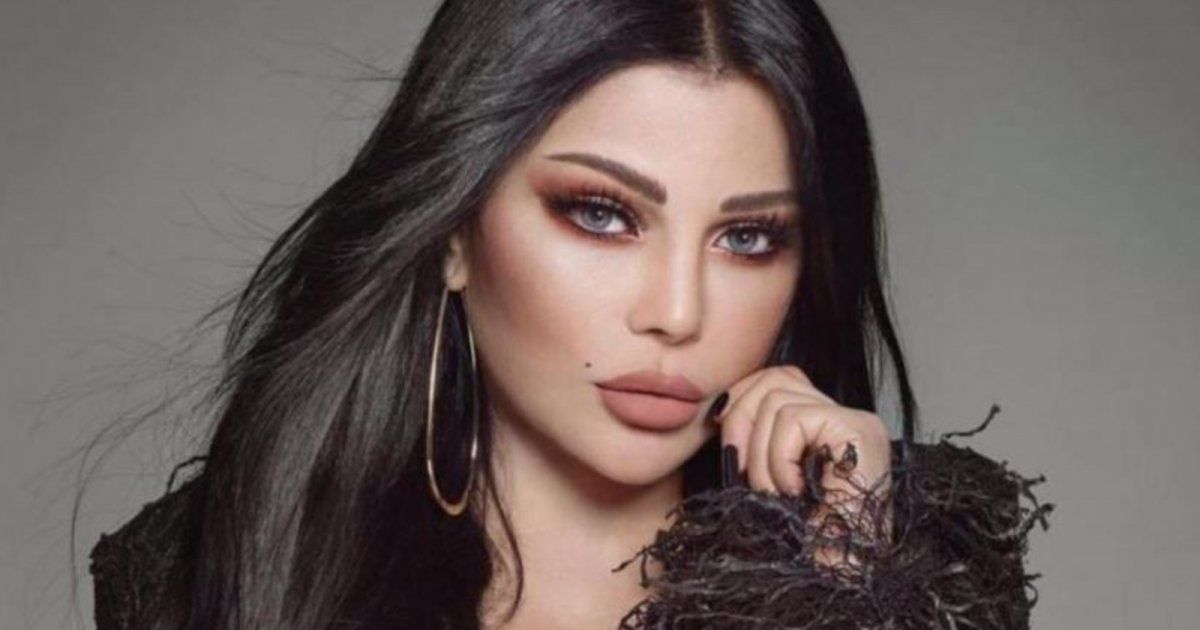 شاهد .. هيفا وهبي تتألق بفستان أزرق قصير وحقيبة يد جديدة بسعر خيالي