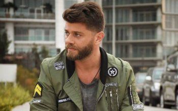 شاهد .. خاص - ربيع بارود يكشف سر أغنيته " الحب عم يربح " والفيديو الذي ظهر فيه مع إحدى معجباته