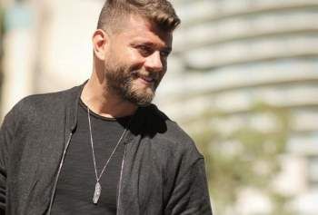 شاهد .. خاص - ربيع بارود يكشف سر أغنيته " الحب عم يربح " والفيديو الذي ظهر فيه مع إحدى معجباته