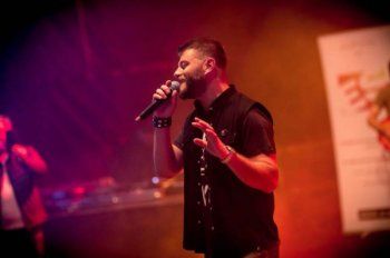 شاهد .. خاص - ربيع بارود يكشف سر أغنيته " الحب عم يربح " والفيديو الذي ظهر فيه مع إحدى معجباته