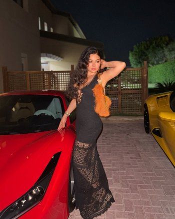 شاهد .. هيفا وهبي تتألق بفستان من الكروشيه.. وجمالها يحبس الأنفاس