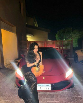 شاهد .. هيفا وهبي تتألق بفستان من الكروشيه.. وجمالها يحبس الأنفاس